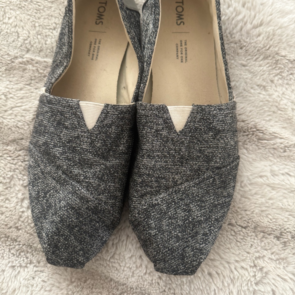 Tom’s heather gray size 10